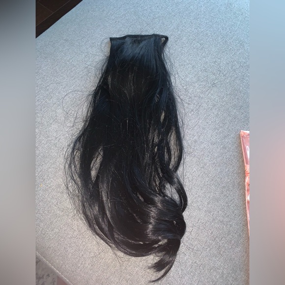 LIANEV X INH Mid-Length Soft Curls Ponytail Extension in Jet Black - Picture 4 of 6